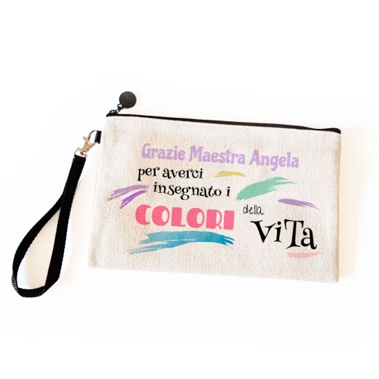 Pochette/astuccio per la maestra "Grazie maestra per averci insegnato i colori della vita" con nome maestra e nomi bambini