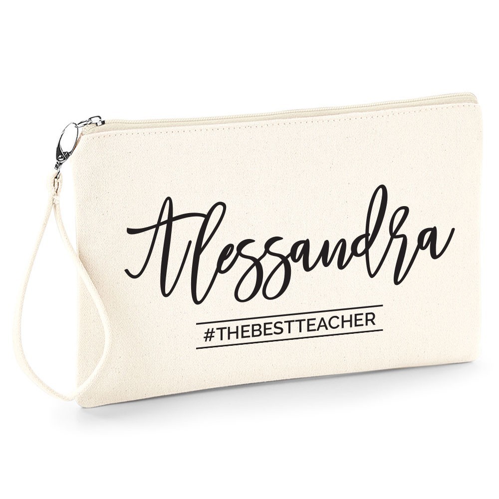 Pochette personalizzata con il nome della maestra e frase o hashtag