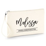 Pochette personalizzata con il nome della maestra e frase o hashtag