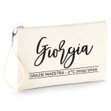 Pochette personalizzata con il nome della maestra e frase o hashtag