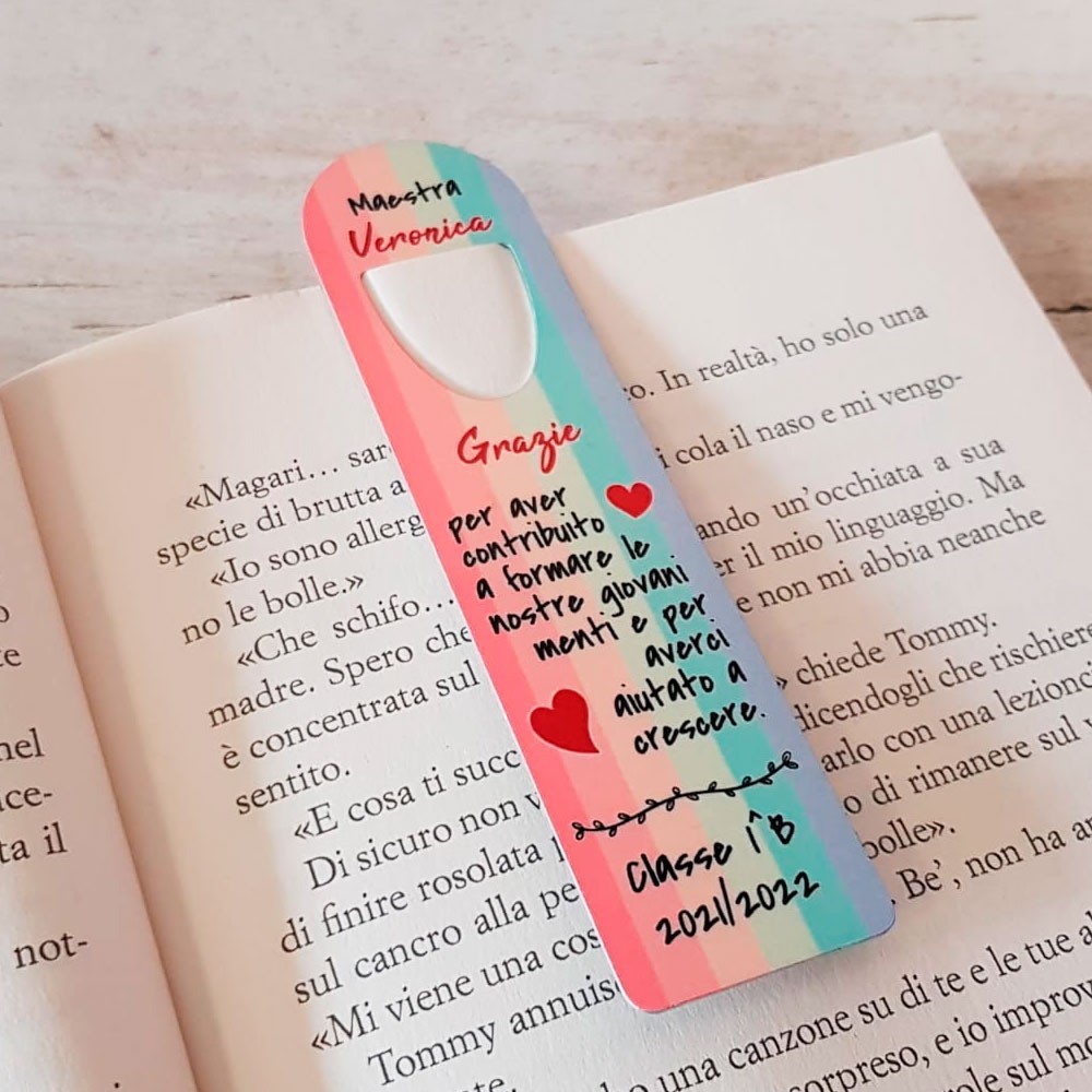Segnalibro personalizzato per la maestra con nome, classe e frase "Grazie maestra per averci aiutato a crescere"