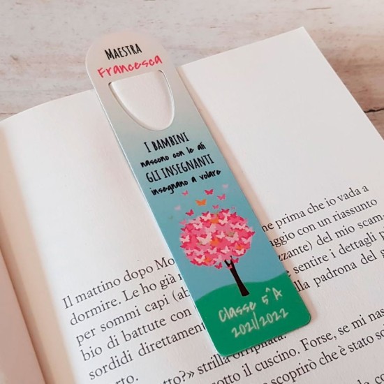 Segnalibro personalizzato per la maestra con nome, classe e frase "I bambini nascono con le ali"