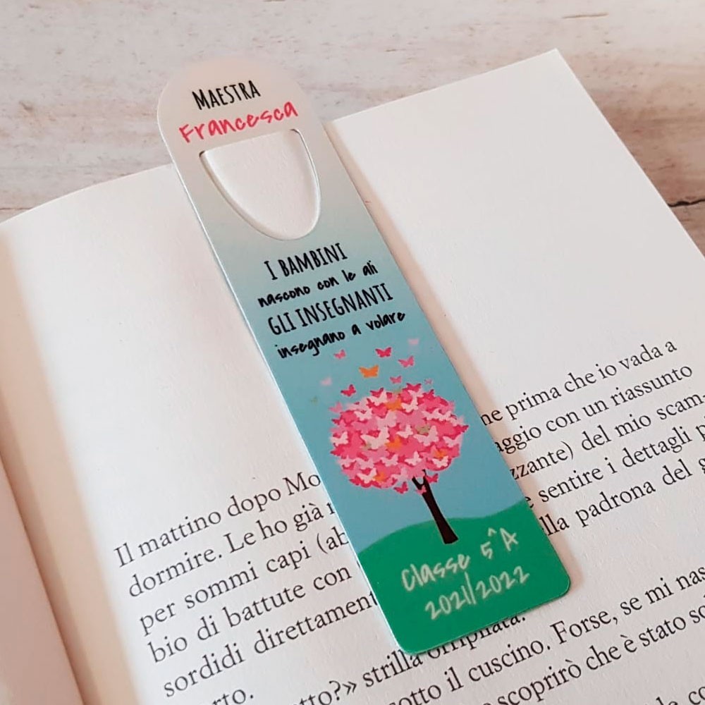 Segnalibro personalizzato per la maestra con nome, classe e frase "I bambini nascono con le ali"