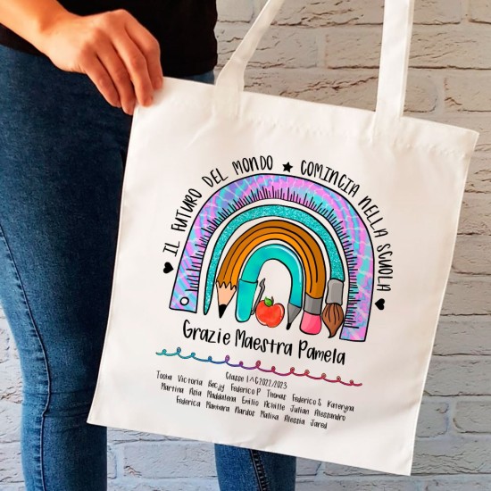 Borsa shopper regalo personalizzato per la maestra, con colorato disegno arcobaleno, nome maestra, classe e nomi bambini