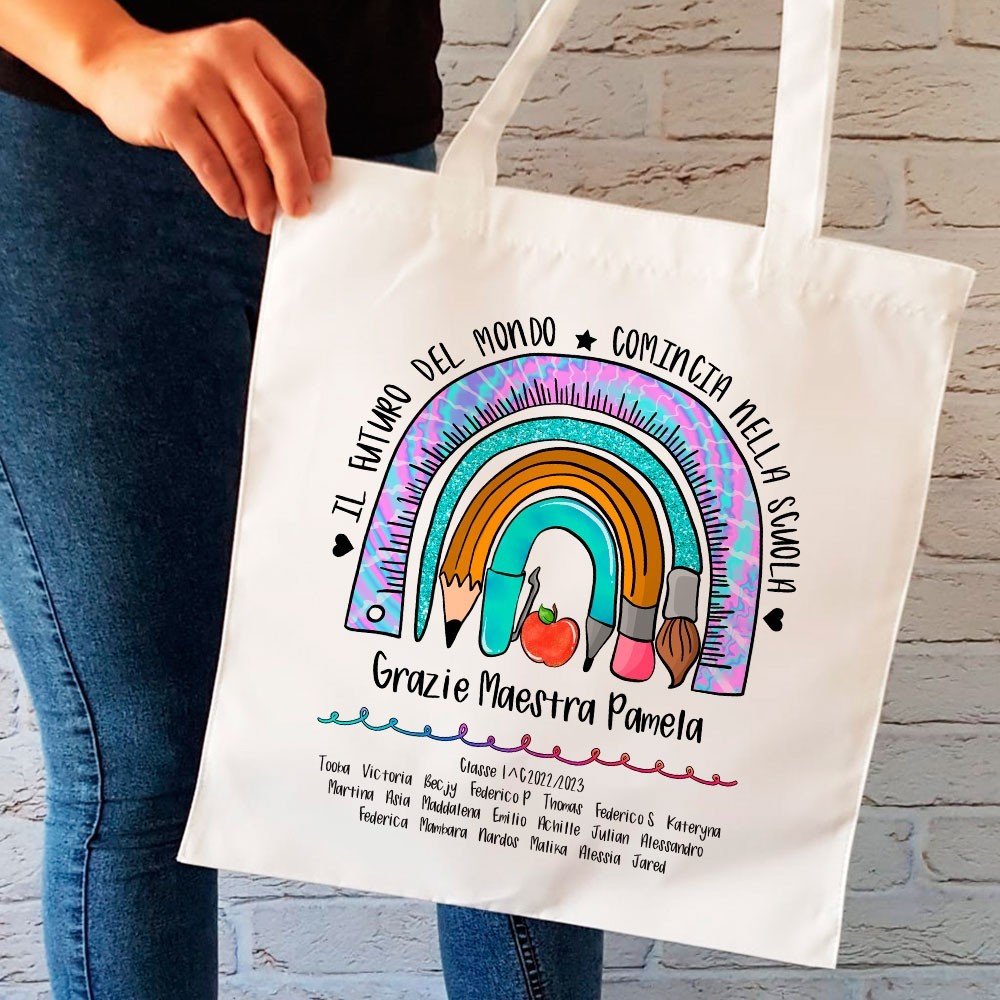 Borsa shopper regalo personalizzato per la maestra, con colorato disegno arcobaleno, nome maestra, classe e nomi bambini