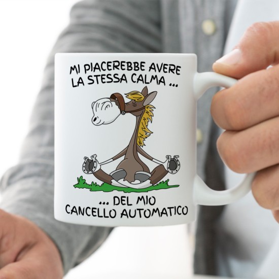 Tazza personalizzata con frase ironica "Mi piacerebbe avere la stessa calma del mio cancello automatico" e nome