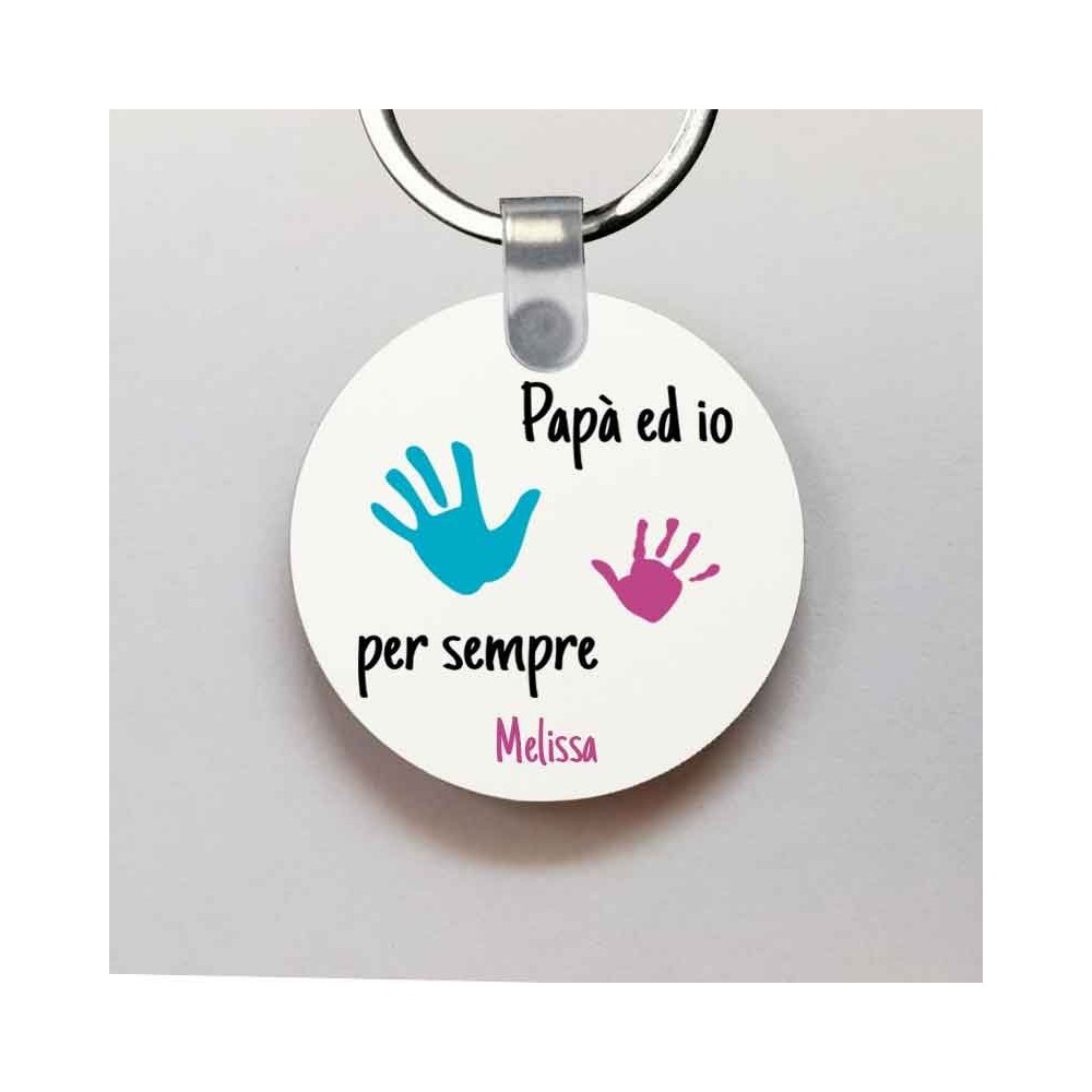Portachiavi tondo in legno personalizzato con Impronti manine e il nome della bambina
